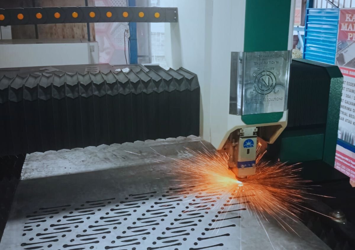 Hasil CNC fiber laser cutting 2000W pada plat baja di workshop lasercuttingjogja.com Yogyakarta