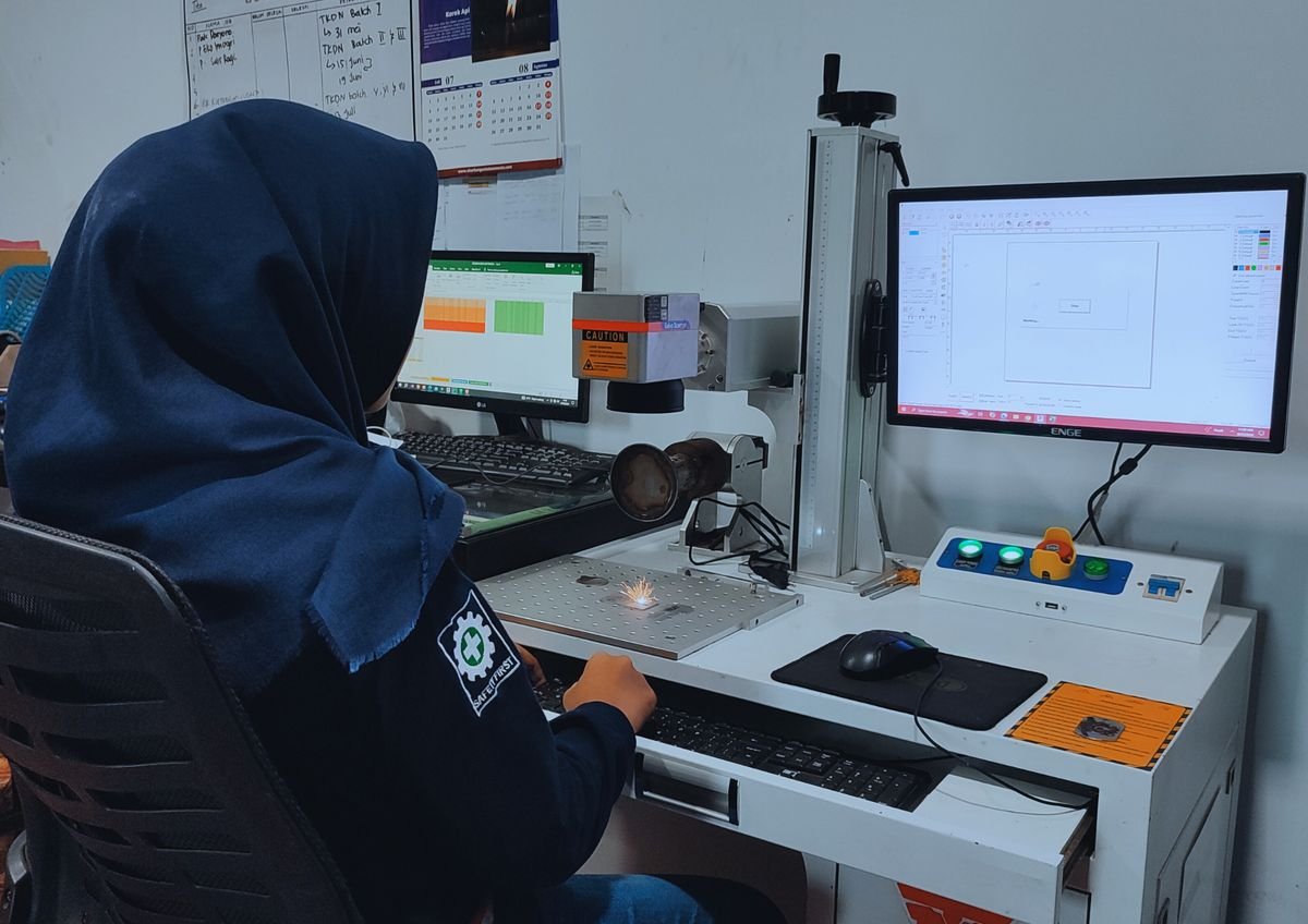 Laser marking pada permukaan plat logam untuk logo, nomor seri, dan QR code di Yogyakarta