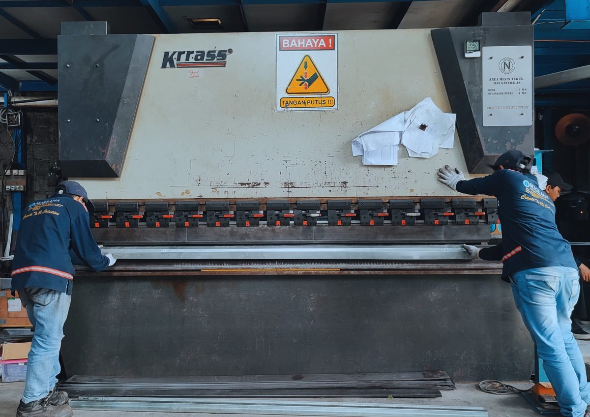 Mesin Hydraulic Press Brake 3200mm untuk tekuk plat beban besar di Yogyakarta