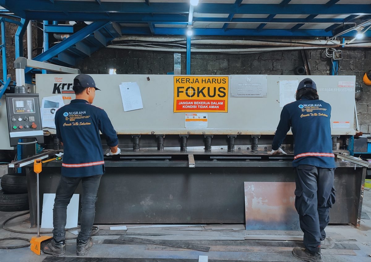 Mesin Hydraulic Shearing 3200mm untuk potong plat di workshop lasercuttingjogja.com