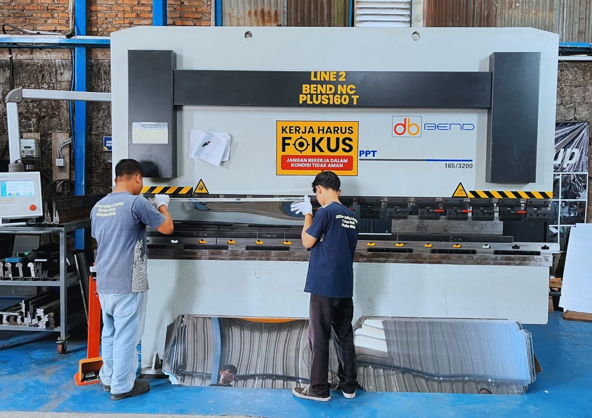 Mesin NC Plus Hydraulic Press Brake 3200mm untuk tekuk sheet tipis di Yogyakarta