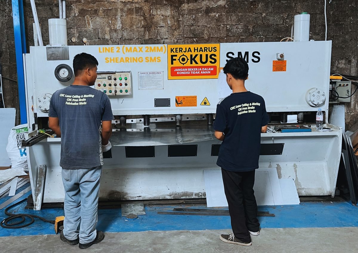 Mesin SMS Hydraulic Shearing 3200mm untuk potong plat tipis di Yogyakarta